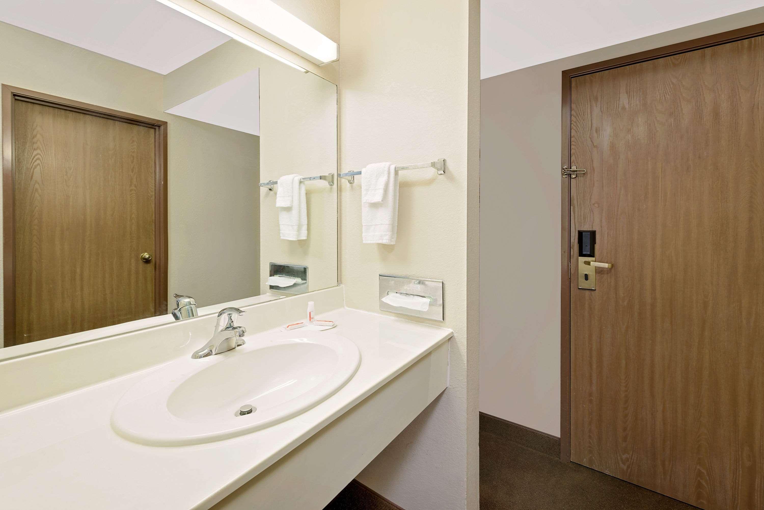 Days Inn By Wyndham Boonville Buitenkant foto