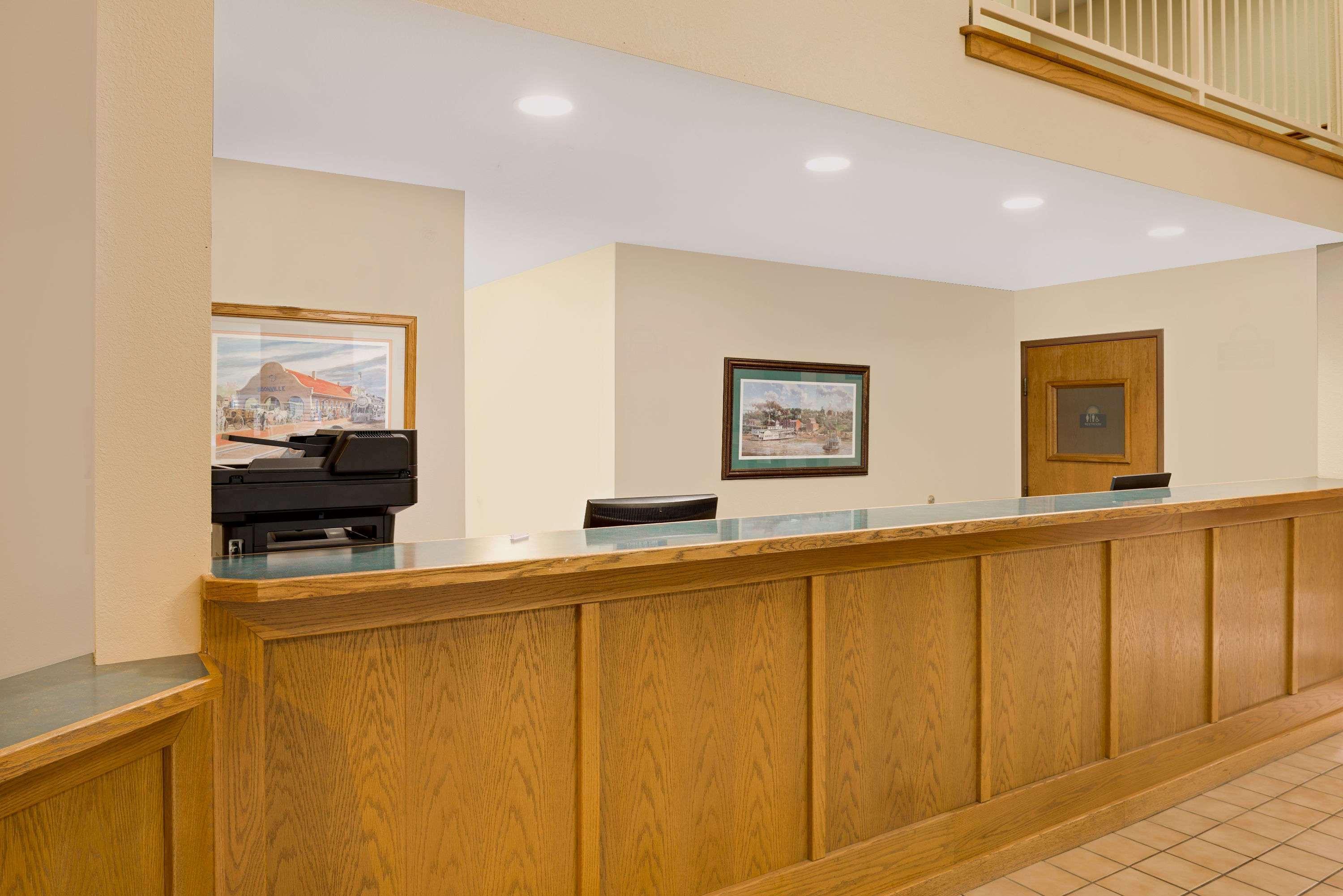 Days Inn By Wyndham Boonville Buitenkant foto